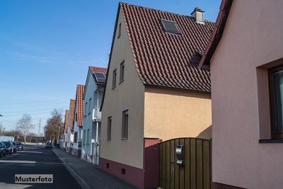 Familienfreundliches Einfamilienhaus nebst Terrasse, Garten und 2 Stellplätzen
