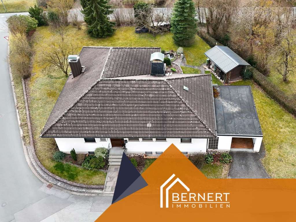 Immobilie in Marktgraitz - Großzügiger Bungalow mit Kachelofen, Wintergarten-Terrasse, Keller und viel Platz im Grünen - Bild 1