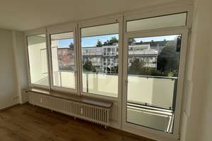 Ruhige 2,5-Zimmer-Wohnung mit 2 Balkonen und Tiefgaragenstellplatz in München-Milbertshofen