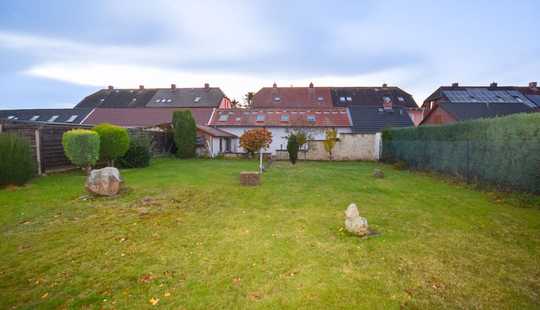 Bild von Viel Raum für Ideen: Sanierungsbedürftiges Zweifamilienhaus mit Nebengebäude und großem Garten.