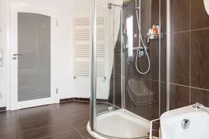 Mediterrane Stadtvilla mit Rundpool & Luxus-Whirlpool: Wohnen, wo Qualität und Freizeit zuhause sind – Die vollständige Adresse der Immobilie erhältst du vom Anbieter., 38448 Brackstedt, Wolfsburg – Vorschaubild 11