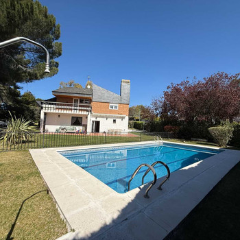 Freistehendes Chalet mit Pool zum Verkauf in der Urbanisation La Chopera (Las Rozas)