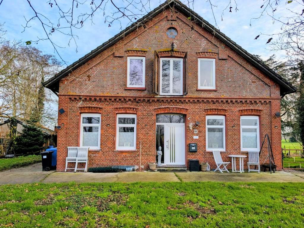 Immobilie in Brake - Kernsaniertes Landhaus mit viel Charme auf  ca. 2.100 m² großem Grundstück! - Bild 0