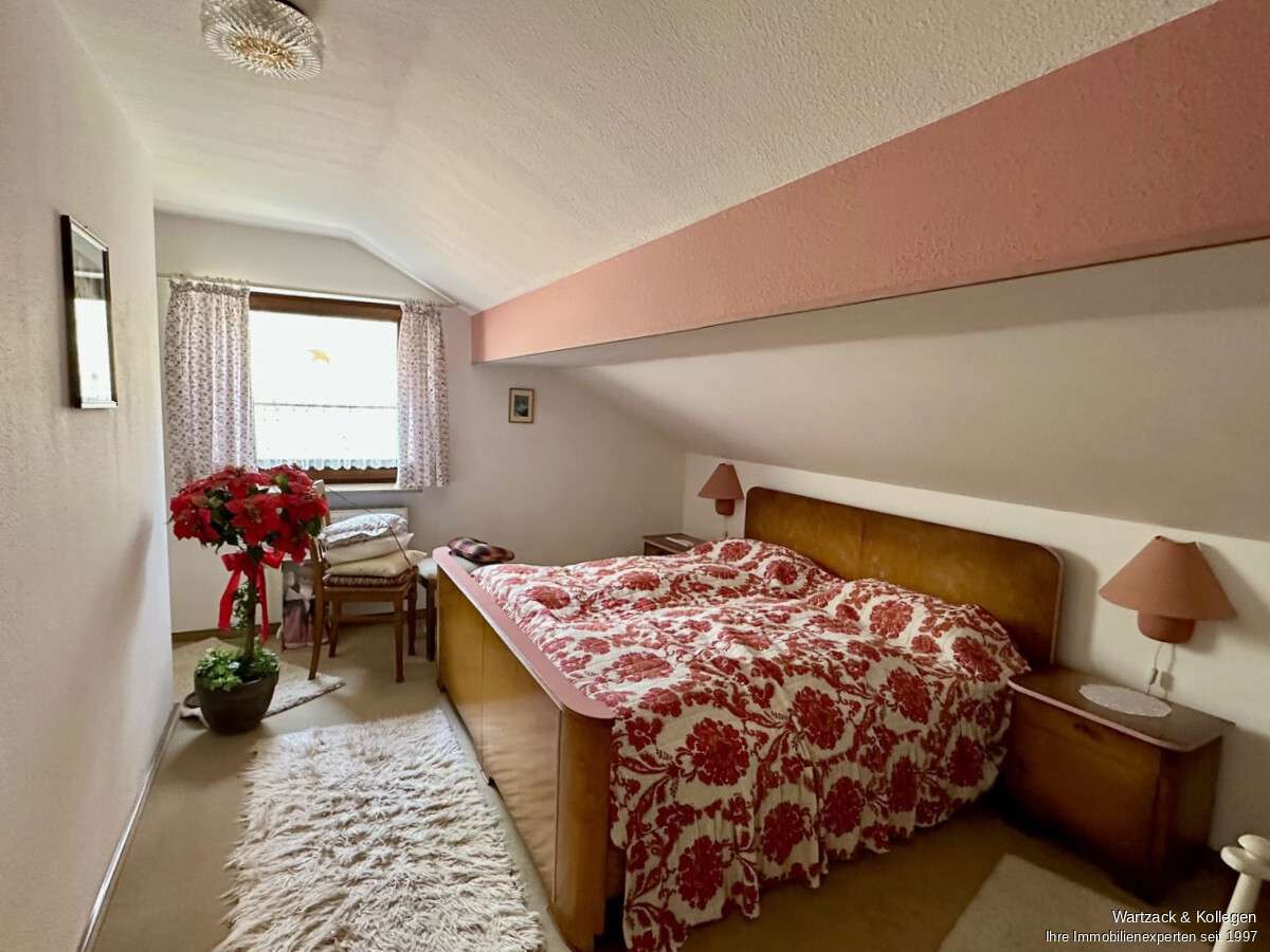 Immobilie in Ammerndorf - * Paradies mit Aussicht *
Einfamilienhaus 
mit Einliegerwohnung 
auf wunderschönem Grundstück - Bild 1