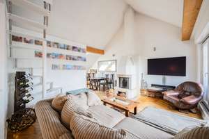 Licht, Raum und Atmosphäre – anmutige Maisonettewohnung mit Dachterrasse und Kamin in Rheinnähe

