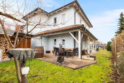 Preisreduzierung! 5-Zimmer-Wohnung mit Garten, Carport und separatem Büro