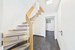 Reihenmittelhaus in ruhiger Lage – Terrasse, Garage und Einbauküche in Tischardt – Die vollständige Adresse der Immobilie erhältst du vom Anbieter., 72636 Frickenhausen – Vorschaubild 3