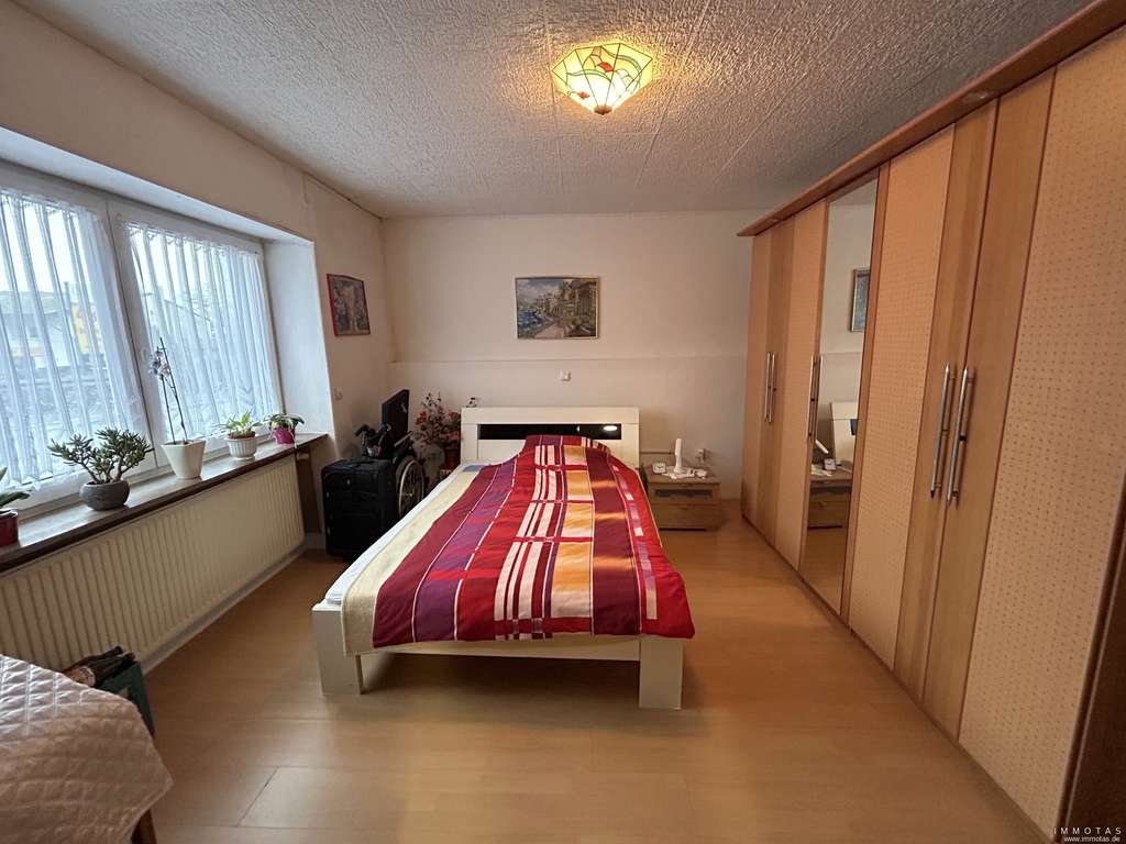 Immobilie in Merchweiler - Dreifamilienhaus mit angebautem Einfamilienhaus - Garten und 2 Garagen - Bild 3