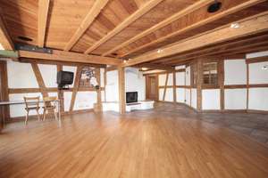 Holz, Wärme, Wohlgefühl – Aussergewöhnliche 4-Zimmer-Wohnung mit Kachelofen und zwei Balkonen – Die vollständige Adresse der Immobilie erhältst du vom Anbieter., 72149 Neustetten – Vorschaubild 2