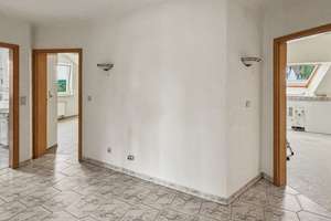 Helle 3-Zimmer-Dachgeschosswohnung mit Garage, Balkon und zusätzlichem Spitzboden  in Osterode – Die vollständige Adresse der Immobilie erhältst du vom Anbieter., 37520 Osterode am Harz – Vorschaubild 2
