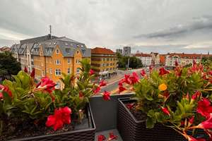 Moderne DG-Wohnung mit Wärmepumpe, Einbauküche, Geschirrspüler und Balkon mit Weitblick