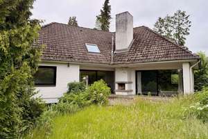 Repräsentatives Haus zum Verwirklichen auf großem eingewachsenen Grundstück