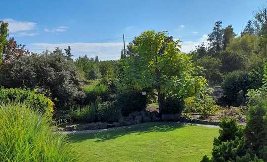 Stilvolles Einfamilienhaus in Ortsrandlage mit Garten, Terrassen und Wellnessbereich