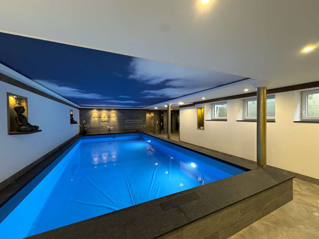 Immobilie in Neuburg am Rhein - Exklusives Anwesen mit Wellnessoase und vielfältigen Nutzungsmöglichkeiten - Bild 1