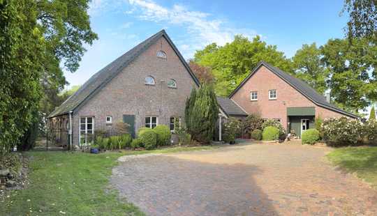 Bild von Zwei Bauernhäuser auf einem Grundstück in Westerstede-Tarbarg