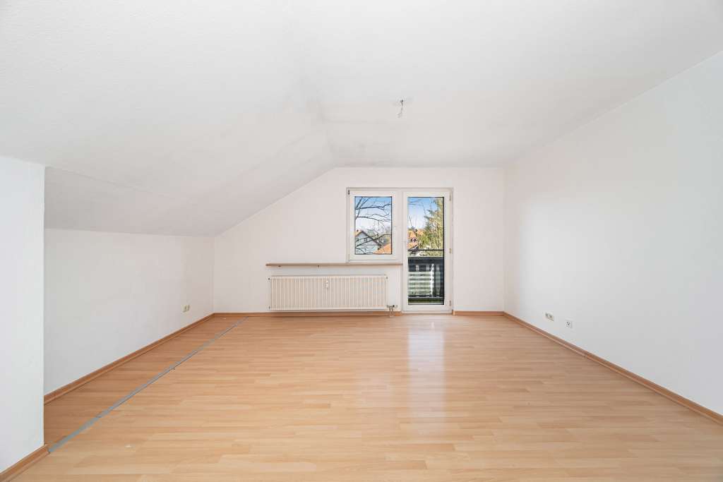 Immobilie in Ismaning - Charmante 2-Zimmer-Dachgeschosswohnung mit Westbalkon in Ismaning – ruhig gelegen - Bild 3