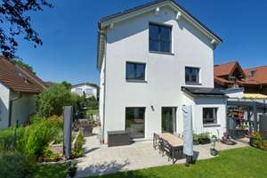 Modernes Familienzuhause mit Garten im Münchner Norden
