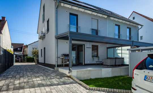 NEUWERTIG UND ENERGIEEFFIZIENT: perfekt für die junge Familie