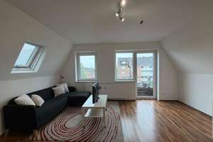 Charmantes Dachgeschoss-Apartment mit Balkon, Stellplatz und Möblierung