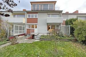 Wundervolles Zweifamilien-Reihenmittelhaus auf 4 Etagen mit Garten, Balkonen & Garage in Laatzen – Die vollständige Adresse der Immobilie erhältst du vom Anbieter., 30880 Laatzen – Vorschaubild 1