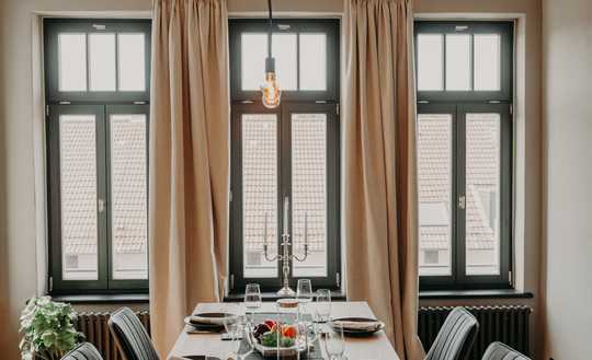 LUXURIÖS SANIERTE ALTBAUETAGE MIT BALKON IM INNEREN ÖSTLICHEN RING