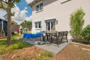 Gepflegt, durchdacht und naturnah: Repräsentative DHH mit Terrasse, Garten und Garage separat