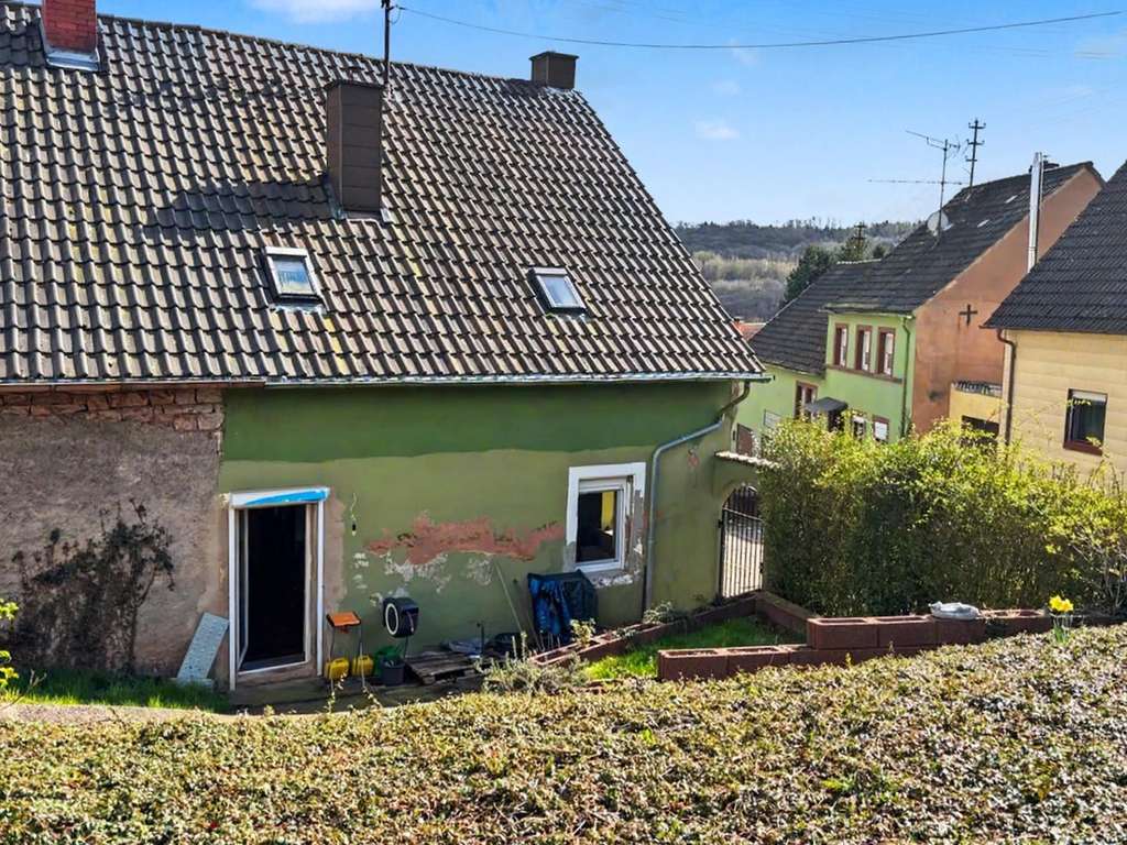 Immobilie in Dunzweiler - Doppelhaushälfte mit großem Gartengrundstück, Scheune, Werkstatt in Dunzweiler - sofort bezugsfrei! - Bild 1