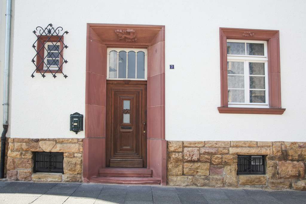 Kernsanierte, einzugsfertige Altbauvilla in Südstadtlage mit großem Garten und Doppelgarage