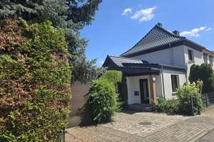 Ruhig gelegenes Einfamilienhaus mit zwei Garagen!