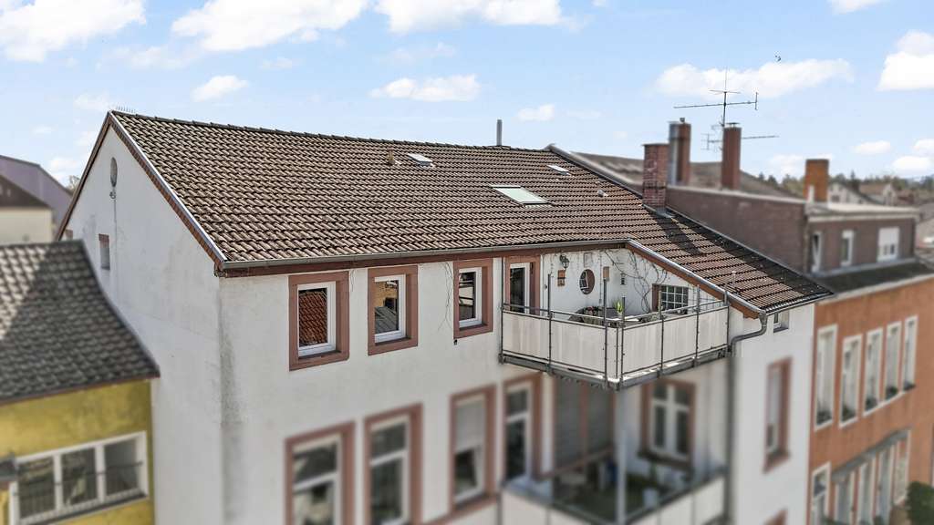 ++ Großzügige 3,5 ZKBBalkon Wohnung mit "Haardtblick" im DG eines 4-Parteienhauses in LD-Zentrum! ++