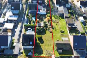 Charaktervolle Doppelhaushälfte mit zusätzlicher Baufläche – Sanierungsobjekt mit Potenzial