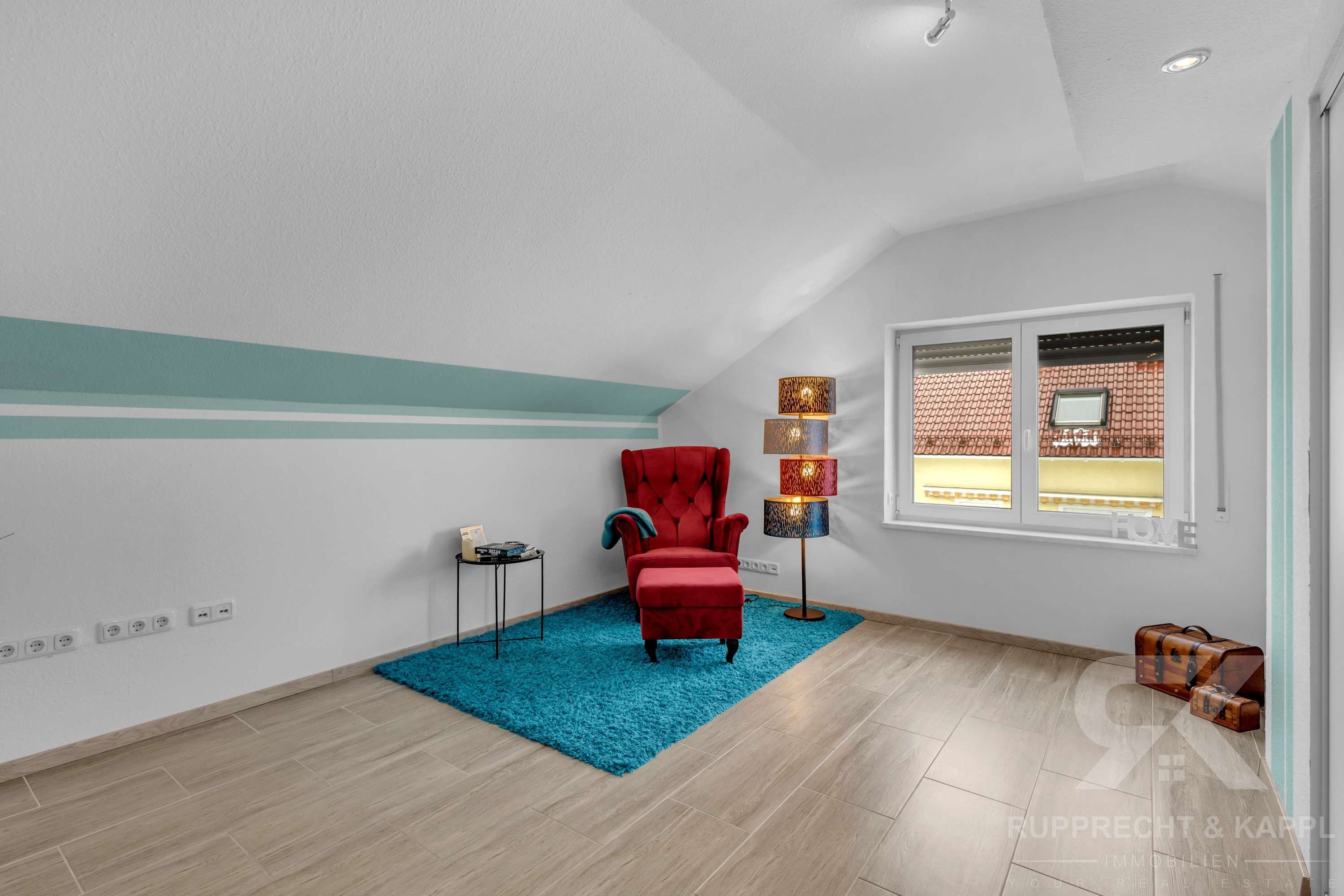 Immobilie in Teublitz - Modernes Einfamilienhaus mit ELW, Doppelgarage, PV-Anlage, viel Nutzfläche und Garten - Bild 3