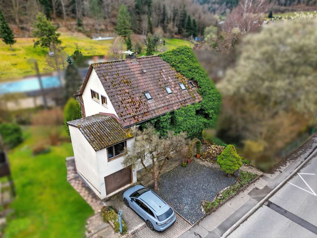 Immobilie in Höfen an der Enz - Familienglück trifft Potenzial: Wohnen, Gestalten, Vermögen aufbauen - Bild 1