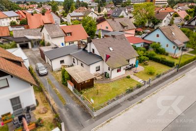 Attraktives Einfamilienhaus mit schöner Terrasse, Kamin und Doppelgarage am Waldrand von Hirschau