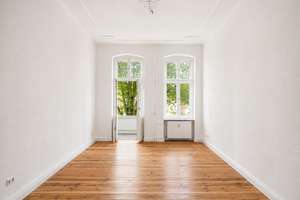 Bezugsfreie 2-Zimmer-Altbauwohnung mit Gäste-WC und Balkon