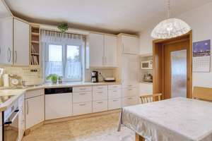***Großzügiges Mehrfamilienhaus mit 3 Wohneinheiten, PV- Anlage, Garagen & Werkstatt*** – 94431 Pilsting – Vorschaubild 2