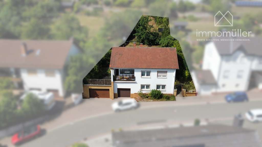 Immobilie in Eisenberg (Pfalz) - Gestalten statt suchen – Haus auf Hanglage mit Aussicht und viel Platz für Ihre Ideen. - Bild 1