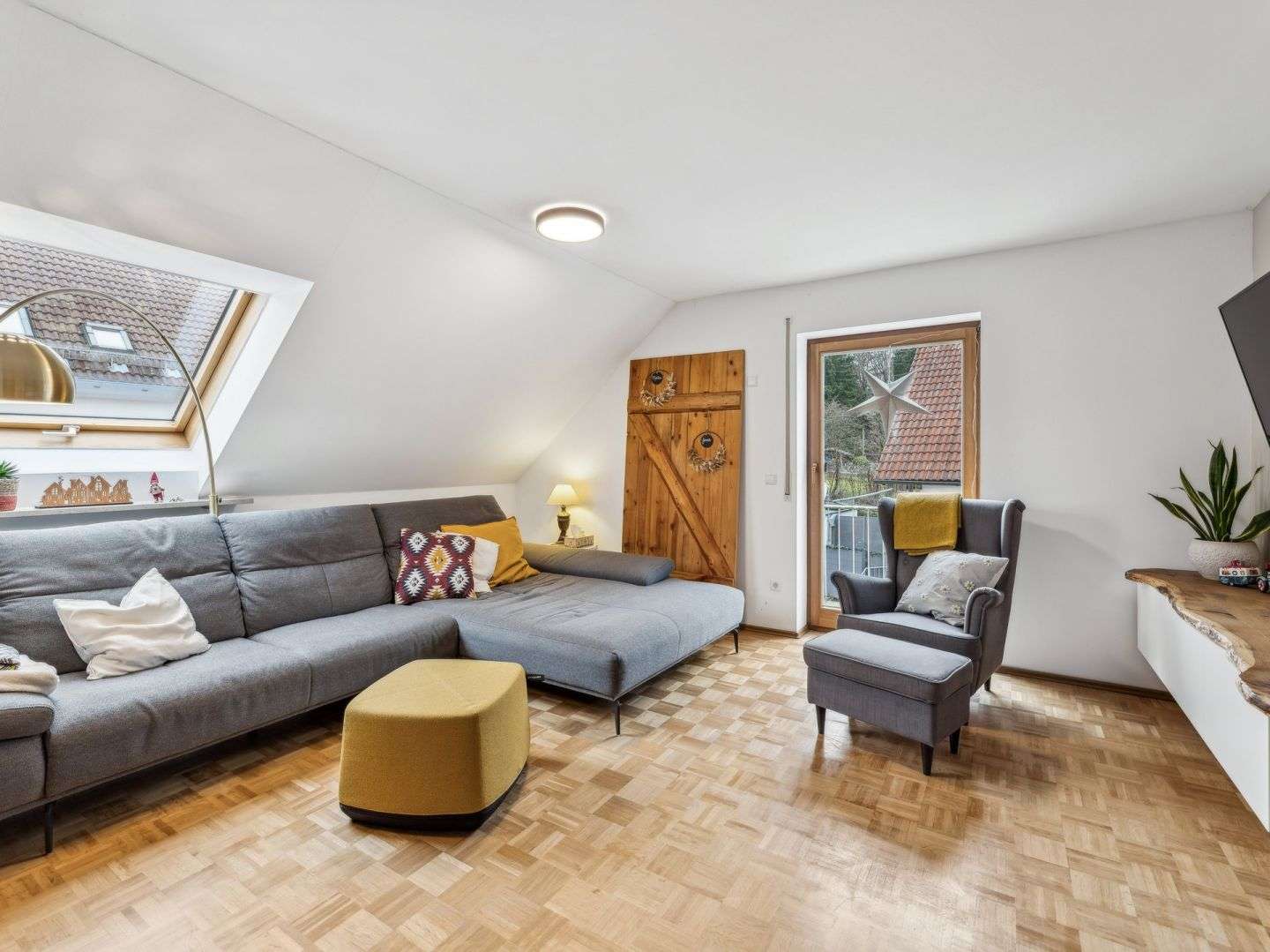 Immobilie in Neukirchen bei Sulzbach-Rosenberg - 3-Zimmer-Maisonette-Wohnung mit Balkon, ausgebautem Spitzboden und Garage - Bild 1