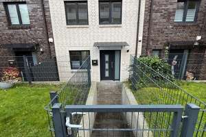 Modernes Mittelreihenhaus mit 6 Zimmern, Balkon & Terrasse in Harburg