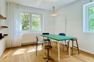 Lichtdurchflutete Wohnung mit außergewöhnlich großem Grundstücksanteil und parkähnlichem Blick