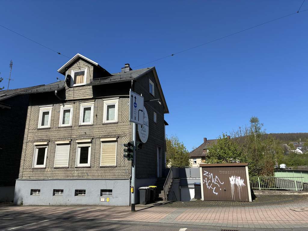 Immobilie in Siegen - Renovierungsbedürftiges Haus in Innenstadtlage mit Garage, Stellplatz und 2 großen Terrassen - Bild 2