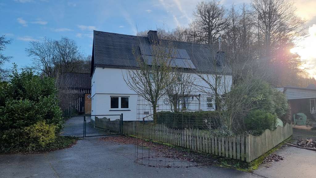 Immobilie in Schmallenberg - ***Gemütliches, altes Bauernhaus in Niederhenneborn*** - Bild 1