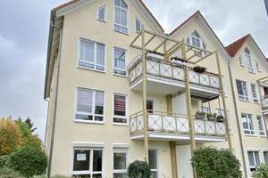 Modernisierte Dachgeschosswohnung mit zwei Zimmern und EBK in Magdeburg