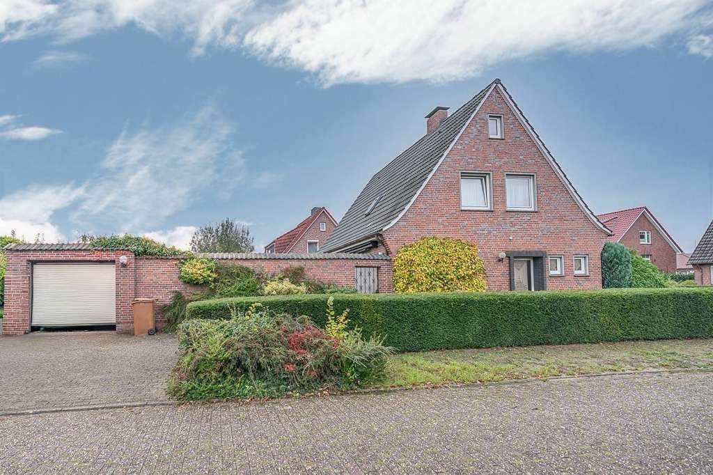 Immobilie in Sande - Wohnhaus mit viel Potential in bester Lage - Bild 1