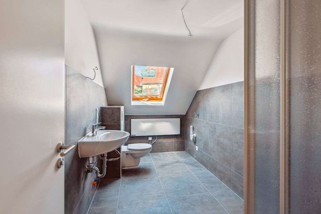 Immobilie in Lauf an der Pegnitz - Modernisierte Dachgeschosswohnung in Lauf/Simonshofen – stilvoll, effizient, rentabel - Bild 2