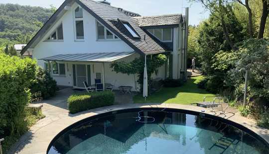 Bild von "Lage, Lage, Lage"
Luxeriöse Villa mit Einliegerwohnung in sehr guter Wohnlage