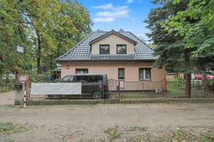 Bezugsfreies Einfamilienhaus mit Nebengebäude, großem Garten & Pool – vielseitig nutzbar! – Die vollständige Adresse der Immobilie erhältst du vom Anbieter., 15537 Erkner – Vorschaubild 1