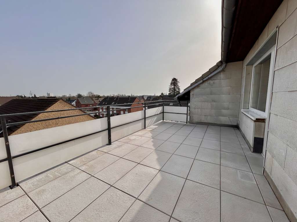 Immobilie in Neuss - Kompakte Dachgeschosswohnung mit großer Sonnen-Loggia und Weitblick - Bild 2