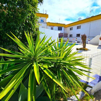WOHNUNG MIT POOL UND GARAGE WENIGE MINUTEN VOM STRAND ENTFERNT IN BENALMÁDENA COSTA.