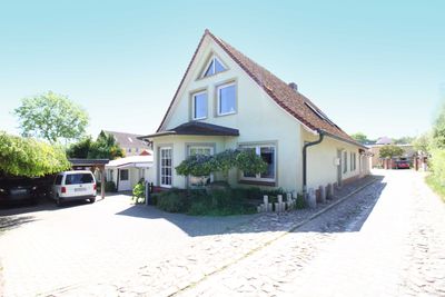 Einziehen und entspannen: Einfamilienhaus mit Ferienwohnung, Gewerbefläche und gepflegtem Garten